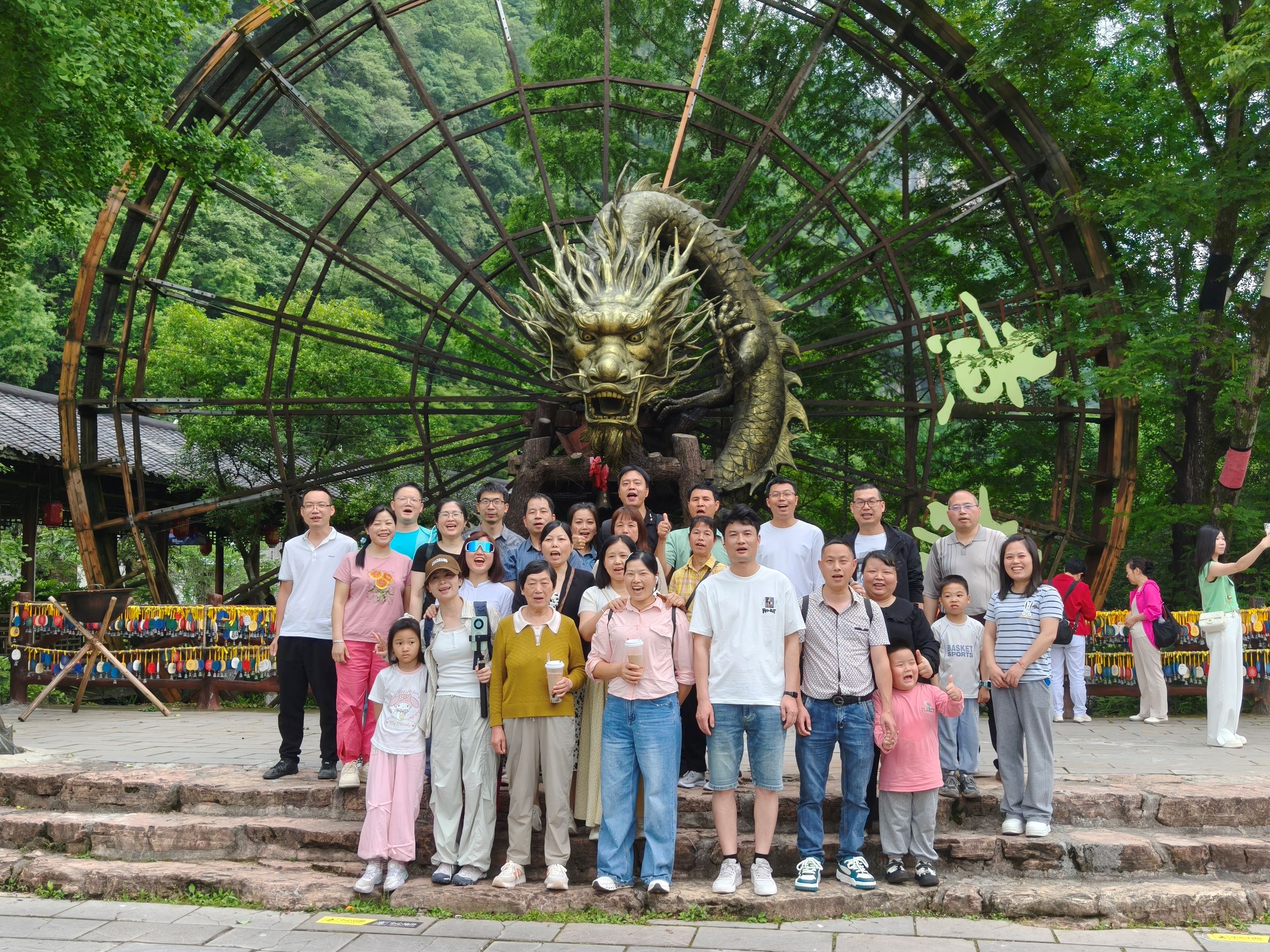 这一次，我们去了张家界，吹了吹山水画卷里五月的风